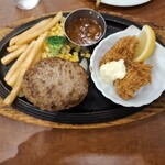 ロイヤルホスト 味の素スタジアム店 - 黒✕黒ハンバーグと、広島産牡蠣フライのセット・その2です。
