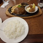 ロイヤルホスト - 黒✕黒ハンバーグと、広島産牡蠣フライのセットの黒✕黒ハンバーグにブラウンバターソースをかけたものです。