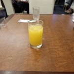 ロイヤルホスト 味の素スタジアム店 - テーブルのオレンジジュースです。ドリンクバーから注ぎました。