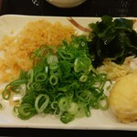 丸亀製麺 - 玉子天150円と、無料のわかめ･針しょうが･ねぎ･天かす (2025.05.24)