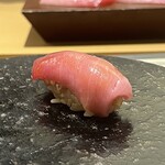 鮨 なんば - トロ40/21　脂が滑らかで甘い　舎利の温かさで溶けていきます