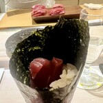 鮨 なんば - 赤身手巻き38/21　パリっとした海苔と赤酢の舎利で赤身をしっかりと受け止めます