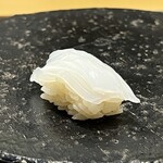 鮨 なんば - 白烏賊36/17　細かな包丁細工でねっとりとした食感は塩で引き締まります