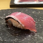 鮨 なんば - 鰹37/23　炙った皮目と身の間に旨みが！この時期ならではのさっぱりとした鰹