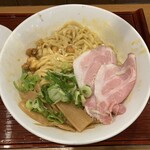 朝ラーメン 浜堂六九 - 濃厚かまたまを混ぜて具材を乗せたところ