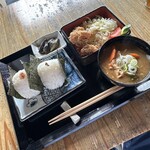 範丈亭 - 唐揚げBランチ 1,450円　鮭、昆布、豚汁、お惣菜