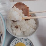 ぺーぱん - チャーシュー巻き、たくわんで頂きます