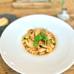 OoSORA - サーモンと長芋、ズッキーニのクリーミートマトソースフィットチーネ