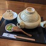 やをよし - 特注の温うどん専用の器、温かい蕎麦は違う器で？