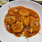 魏飯夷堂 - 海老とたまごのチリソース煮込み