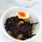 麺屋 縁。 - 煮玉子と岩海苔移動