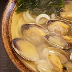 日日うどん - 浅利は大判で8つも