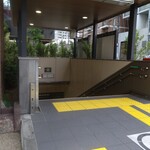 韓美軒 - この左横が イオンタウン守口店 さんです　この 守口駅の3番出口から徒歩1分のところにお店があります　信号のタイミングが合えば 30秒で着きますw