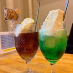 名古屋市市政資料館 喫茶室 - コーラフロートとクリームソーダ
