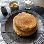 ステーキ・鉄板焼 みくら - 約15分ほどかけてじっくり焼いたパンケーキが2枚もつく。