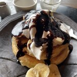 ステーキ・鉄板焼 みくら - バナナとホイップとチョコをかけまくる。これほど食べ応えあるパンケーキはない。