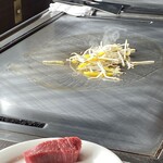 ステーキ・鉄板焼 みくら - もやしやパプリカを胡麻油で炒める。芳醇な香りがしました。