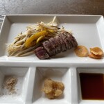 ステーキ・鉄板焼 みくら - 塩、ステーキソースおろし、ポン酢。真ん中のステーキソースおろしが絶品だった。