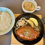 焼肉 倉屋 - 料理写真:定番のデミグラスソースのハンバーグ（ランチ）