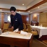 レ セゾン - パンをカットする新人くん