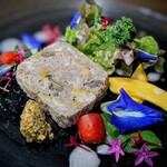 bistro ちいぽっぽ - 料理写真:前菜のパテドカンパーニュ。何と美しい♡
胡桃の歯触りと風味、干葡萄の甘みが良いし、
周りのエディブルフラワーも新鮮で、各々味が違うのも楽しいです。