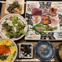 割烹本山サカナ - 大葉の上のがのどぐろ。左下はいくらご飯。