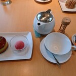 ラ パティスリー ダリオール - ピスタチオと杏のシブースト(783円)＋アップルティー(730円)(セット割ここから−100円)