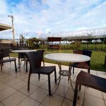 ラ パティスリー ダリオール - テラス席もブランコもあります