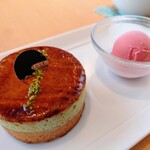 ラ パティスリー ダリオール - ピスタチオと杏のシブースト(783円)＋アップルティー(730円)(セット割ここから−100円)