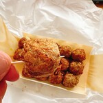 たこ焼き三丁目 - たこ焼きのアップ！魚粉が塗してあります。