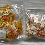 えびせんべいの里 御殿場店 - ちび丸・カレー(左)、いかぶつ(右)    どちらも開封済