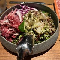 「メトロポリタングリル」 ヒルトン東京 - ■ブランチセット
                ・地元産のフレッシュな食材で作ったサラダ