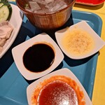 堀内チキンライス - 唐辛子、醤油、生姜のタレ