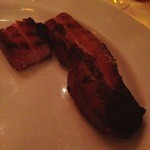 Benjamin Steak House - 前菜にベーコンもないモンだろうと思ったが、これが強烈に旨い。ソミュール液も少なめなキャナディアンベーコン