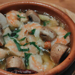 チーズを愛するWine&Bar Jerez - 海老とマッシュルームのアヒージョ