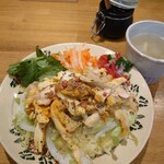 CHALO - コムガー1,000円✨5月中旬の週替わりメニューでベトナム風チキンライス♪ターメリックで色付いたご飯、クミンシードやピンクペッパー、パクチーにミントを混ぜて 生姜の効いた甘酸っぱいソースで頂きます！