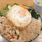 CHALO - カオラートゲーン(タイのぶっかけ屋台ご飯)1,300円＋目玉焼き100円✨メニューから3種を選べるGWスペシャルメニュー♪鶏挽肉と筍のガパオ、パットウンセン(春雨炒め)、小松菜のタイ風炒めを♪