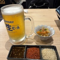 豚焼肉 グルマンズ - ビールとタレとお通し。お通しの大根が美味しい！