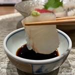 301401163 - 鮃の造りを割醤油と山葵で
