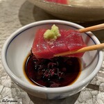 日本料理 とくを - 鮪の赤身を山葵と紅蓼入りの割醤油で