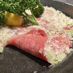 杏樹亭 岸根店 - 「上ネギタン塩（税込￥2,180）」のタンのアップ…