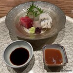 日本料理 とくを - 背かみの鮪の赤身､鮃と鮃の縁側に鱧の落としと割醤油と梅肉