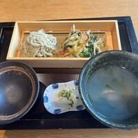 ダイナミックキッチン＆バー 響 中之島フェスティバルプラザ店 - 浅利と生若布の貝出汁漬けそばと白魚のかき揚げ