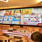 スシロー - 壁掛けの大型パネルで注文＆ゲーム