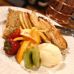 PEPE ROSSO - デザートとフルーツの盛り合わせ (1280円)