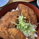 銀華亭 - かつの下にキャベツがあります