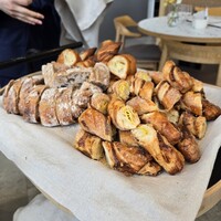 RITUEL Brasserie & Cafe 虎ノ門 - お代わりパンは、ワゴンで運ばれてくる