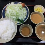 三州屋 - みそとんかつ定食　キャベツで隠れてカツが見えない