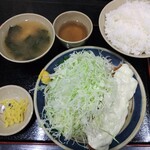 三州屋 - こちら母注文のチーズとんかつ定食もボリュームありすぎ