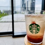 スターバックスコーヒー - 【チラックス•ソーダ•ストロベリー】ハチミツを上からトッピング。